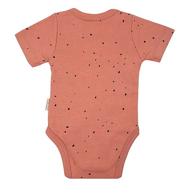 Deze mooie romper met korte mouw Canyon Clay komt uit de collectie van Little Indians. Het rompertje heeft een overslag en drukkertjes tussen de beentjes.