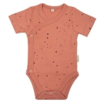 Deze mooie romper met korte mouw Canyon Clay komt uit de collectie van Little Indians. Het rompertje heeft een overslag en drukkertjes tussen de beentjes.
