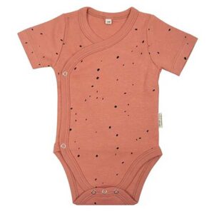 Deze mooie romper met korte mouw Canyon Clay komt uit de collectie van Little Indians. Het rompertje heeft een overslag en drukkertjes tussen de beentjes.