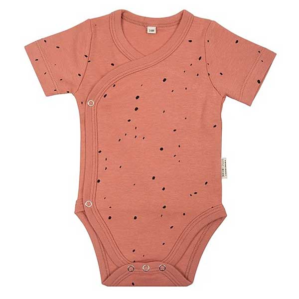 Deze mooie romper met korte mouw Canyon Clay komt uit de collectie van Little Indians. Het rompertje heeft een overslag en drukkertjes tussen de beentjes.