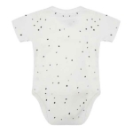 Deze romper met korte mouw Cloud Dancer komt uit de collectie van Little Indians. Het rompertje heeft een overslag en drukkertjes tussen de beentjes.