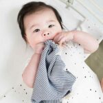 Deze romper met korte mouw Cloud Dancer komt uit de collectie van Little Indians. Het rompertje heeft een overslag en drukkertjes tussen de beentjes.