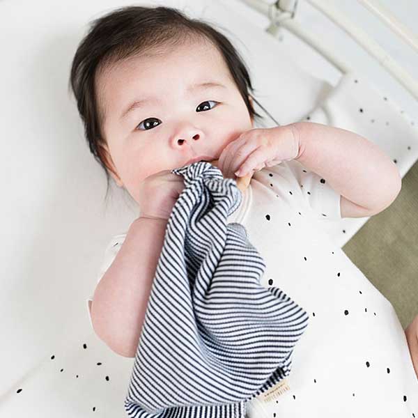 Deze romper met korte mouw Cloud Dancer komt uit de collectie van Little Indians. Het rompertje heeft een overslag en drukkertjes tussen de beentjes.