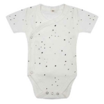 Deze romper met korte mouw Cloud Dancer komt uit de collectie van Little Indians. Het rompertje heeft een overslag en drukkertjes tussen de beentjes.