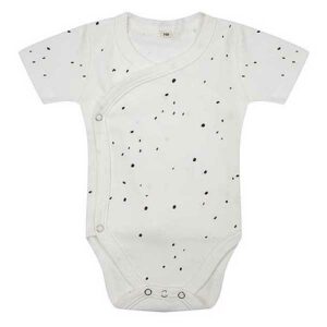 Deze romper met korte mouw Cloud Dancer komt uit de collectie van Little Indians. Het rompertje heeft een overslag en drukkertjes tussen de beentjes.