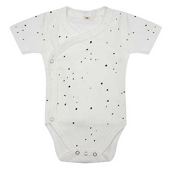 Deze romper met korte mouw Cloud Dancer komt uit de collectie van Little Indians. Het rompertje heeft een overslag en drukkertjes tussen de beentjes.