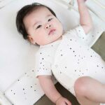 Deze romper met korte mouw Cloud Dancer komt uit de collectie van Little Indians. Het rompertje heeft een overslag en drukkertjes tussen de beentjes.