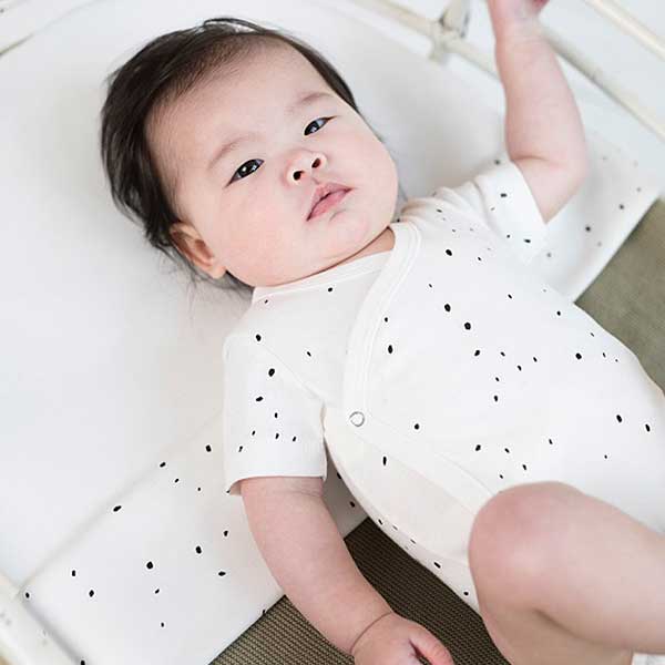 Deze romper met korte mouw Cloud Dancer komt uit de collectie van Little Indians. Het rompertje heeft een overslag en drukkertjes tussen de beentjes.