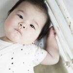 Deze romper met korte mouw Cloud Dancer komt uit de collectie van Little Indians. Het rompertje heeft een overslag en drukkertjes tussen de beentjes.