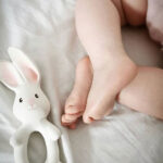 Tikiri bijtring konijn Havah van natuurrubber met grote oren