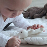 Tikiri bijtring konijn Havah van natuurrubber met grote oren