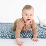 Dit leuke blauwgrijze boxkleed met witte print komt uit de collectie van Organic Botanic van Briljant Baby. De print bestaat uit diverse takjes met bladeren.