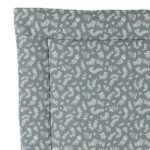 Dit leuke blauwgrijze boxkleed met witte print komt uit de collectie van Organic Botanic van Briljant Baby. De print bestaat uit diverse takjes met bladeren.