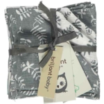 Leuke wit/blauwgrijze monddoekjes uit de collectie Organic Botanic van Briljant Baby. Dit mooie setje monddoekjes bestaat uit 2x blauwgrijs met witte opdruk en 2x witte met blauwgrijze opdruk.