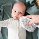 Leuke wit/blauwgrijs washandjes uit de collectie Organic Botanic van Briljant Baby. Dit mooie setje washandjes bestaat uit 2x blauwgrijs met witte opdruk en 2x witte met blauwgrijze opdruk.