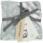 Leuke wit/grijze monddoekjes uit de collectie Organic Botanic van Briljant Baby. Dit mooie setje monddoekjes bestaat uit 2x grijs met witte opdruk en 2x witte met grijze opdruk.