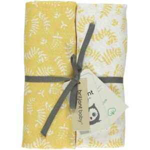 Handige hydrofiele swaddle of multidoek uit de collectie Organic Botanic van Briljant Baby. Dit setje bestaat uit 2 stuks: 1x wit met gele opdruk en 1x geel met witte opdruk.
