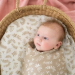 Handige hydrofiele swaddle of multidoek uit de collectie Organic Botanic van Briljant Baby. Dit setje bestaat uit 2 stuks: 1x wit met zandkleurige opdruk en 1x zandkleur met witte opdruk.