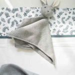 Dit mooie witte lakentje met een blauwgrijze print van diverse takjes op de omslag van het lakentje. Het lakentje heeft boven de print een mooie bies.