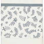 Dit mooie witte lakentje met een blauwgrijze print van diverse takjes op de omslag van het lakentje. Het lakentje heeft boven de print een mooie bies.