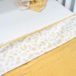 Dit mooie witte lakentje met een gele print van diverse takjes op de omslag van het lakentje. Het lakentje heeft boven de print een mooie bies.