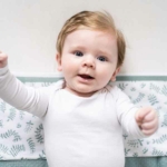 Dit mooie witte lakentje met een groen print van diverse takjes op de omslag van het lakentje. Het lakentje heeft boven de print een mooie bies.