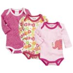 Een leuke set van 3 rompertjes met verschillende designs. Fuchsia met witte stippen, roze met een olifant & witte met gekleurde hartjes. Alle rompers zijn afgezet met een gekleurde bies.