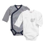 Een leuke set van 2 overslagrompetjes in de kleuren wit & donkerblauw. Het witte romper heeft een print van een walvis en de blauwe heeft witte strepen.