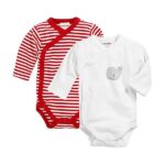 Een leuke set met 2 overslagrompertjes in de kleuren wit en rood. Het rode rompertje heeft witte strepen en het witte rompertje heeft een print van een walvis.