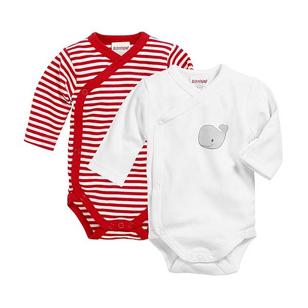 Een leuke set met 2 overslagrompertjes in de kleuren wit en rood. Het rode rompertje heeft witte strepen en het witte rompertje heeft een print van een walvis.