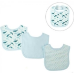 Een slabbetje beschermt de kleertjes van je kindje tegen kwijlen gedurende de dag. Deze leuke set met slabben bestaat uit 3 verschillende designs: 1x effen, 1x walvissen & 1x golfjes.