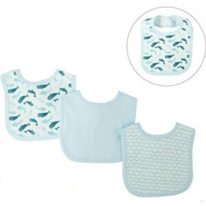 Een slabbetje beschermt de kleertjes van je kindje tegen kwijlen gedurende de dag. Deze leuke set met slabben bestaat uit 3 verschillende designs: 1x effen, 1x walvissen & 1x golfjes.
