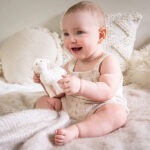 Tikiri lammetje Lucas van natuurrubber met belletje en bijtfunctie