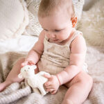 Tikiri lammetje Lucas van natuurrubber met belletje en bijtfunctie