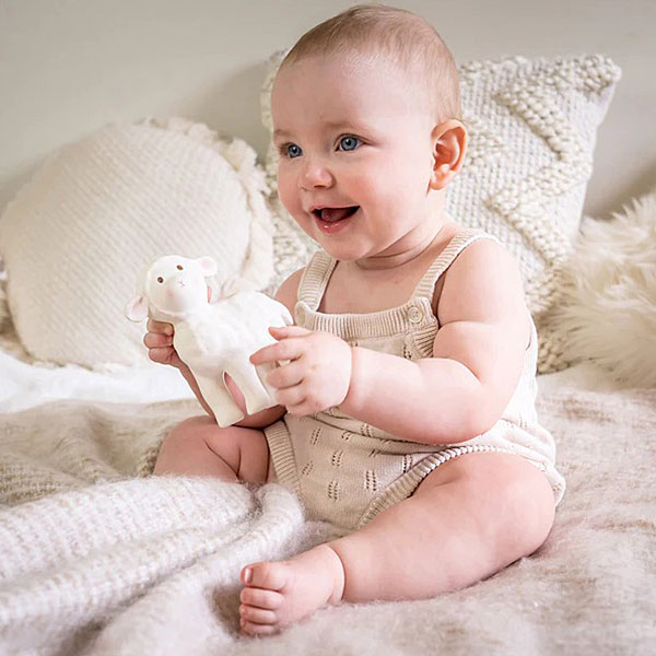 Tikiri lammetje Lucas van natuurrubber met belletje en bijtfunctie