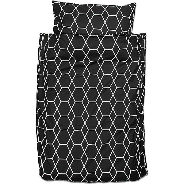 Een stoer design voor de binkies, geschikt voor een peuterbed.  Dit dekbed komt uit de Grid collectie van het merk Briljant Baby. Het overtrek is zwart van kleur met witte strepen in een grid motief.