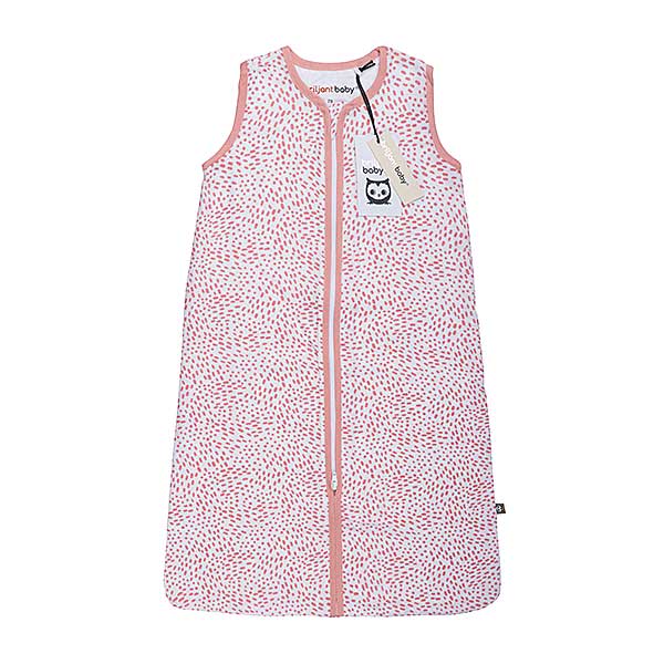 Een mooie en makkelijke hydrofiele zomer slaapzak van Briljant Baby in het design Minimal Pink. Een witte slaapzak met roze stippen. De rits, hals en opening voor de armen zijn afgezet met een roze bies.