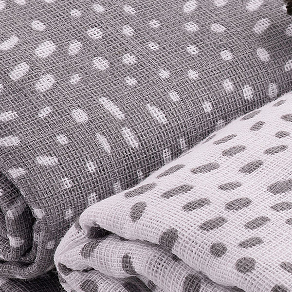 Handige en zachte hydrofiele swaddles/multidoek van Briljant Baby met het design Minimal Grey. De multidoeken hebben 2 uitvoeringen: een witte & een grijze.