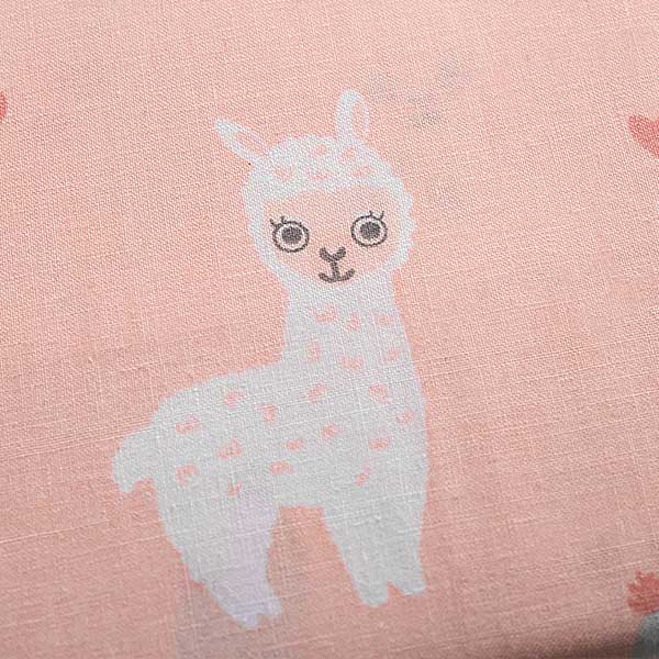 Een leuk roze dekbedovertrek van Briljant Baby met een all overprint van lama's met cactussen. Gemaakt van 100% katoen. Wordt geleverd inclusief kussensloop.