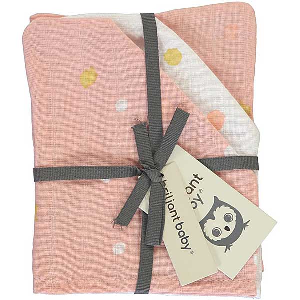 Leuke hydrofiele washandjes uit de collectie Sunny Pink van Briljant Baby zijn makkelijk gebruiken bij het badderen of het snel schoonmaken van een vies gezichtje. Set bestaat uit 2 verschillende designs: 2x roze met witte/gele stippen & 1x wit met roze/gele stippen