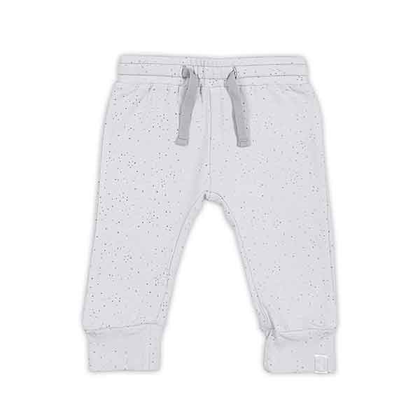 Een leuk grijs broekje met een fijne stippenprint in donkergrijs uit de collectie Mini Dots Soft Grey van Jollein. Het broekje heeft een elastisch band met een koordje. 