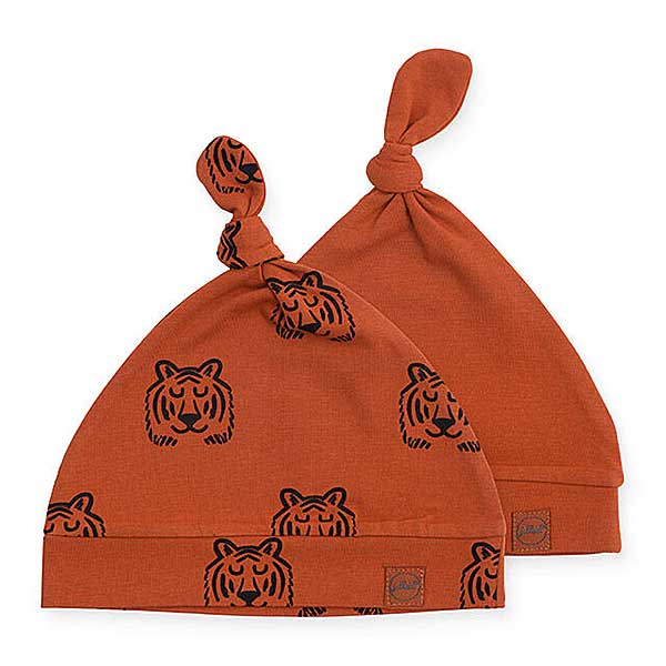 Het knoopmutsje is roestbruin met print van tijgerkoppen. Je vindt het knoopmutsje in de Wild Animals Tiger collectie van Jollein.