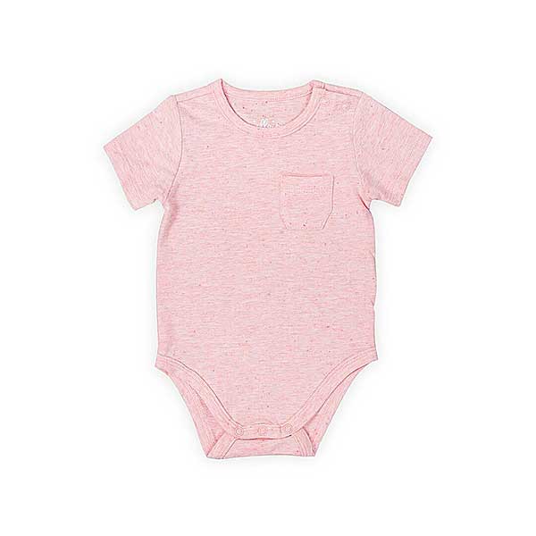 Dit roze rompertje is gemêleerd met een klein spikkeltje in de stof en heeft een klein zakje op de borst. Het rompertje komt uit de Speckled Pink collectie van Jollein.