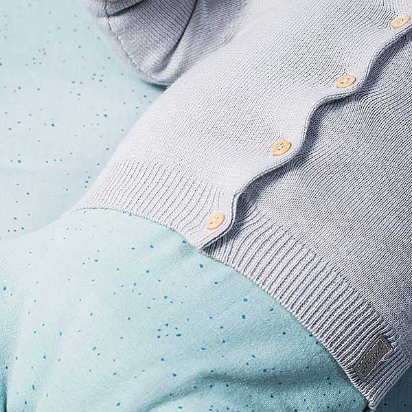 Een mooi fijn gebreid vestje in de kleur grijs. Dit vestje komt uit de collectie Pretty Knit Blush Pink van Jollein. Het vestje is voorzien van knoopjes en gemaakt van biologisch katoen.