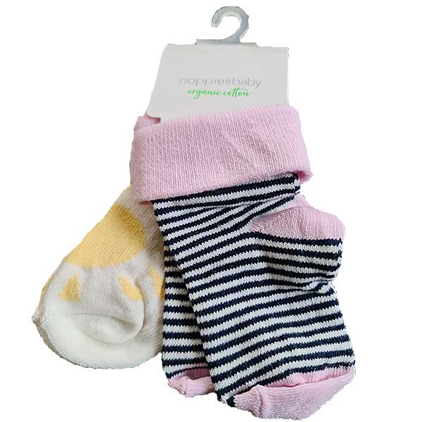 Deze schattige sokjes komen uit de collectie van Noppies. De sokjes worden geleverd in 2 paar: 1x gestreept en 1x met fantasie print. Geschikt voor 3 – 6 maanden.