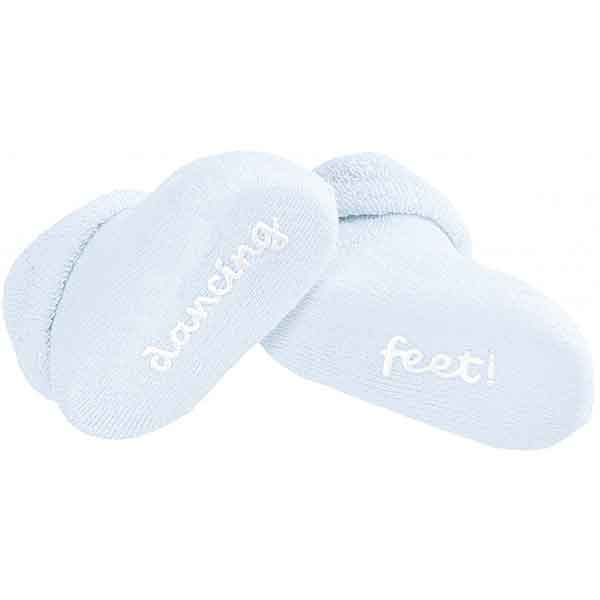Schattige blauwe sokjes voor de voetjes van je pasgeboren baby met de witte tekst Dancing Feet. De sokjes hebben een afmeting van 10 cm van hiel tot teen.