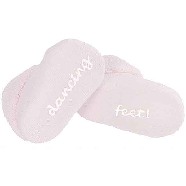 Schattige roze sokjes voor de voetjes van je pasgeboren baby met de witte tekst Dancing Feet. De sokjes hebben een afmeting van 10 cm van hiel tot teen.