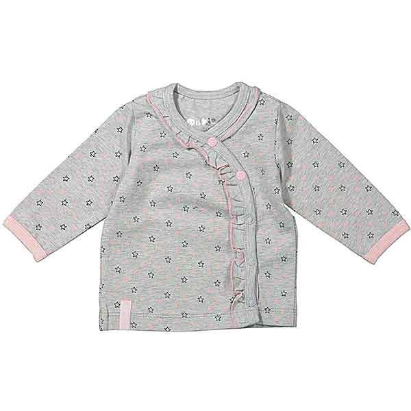 Een schattige grijs overslagshirtje van het merk Dirkje.  Het shirtje heeft roze biezen aan de mouwen, roze drukkers en stiksel. Bedrukt met roze & blauwe sterren. De overslag is afgezet met een rucherand. 