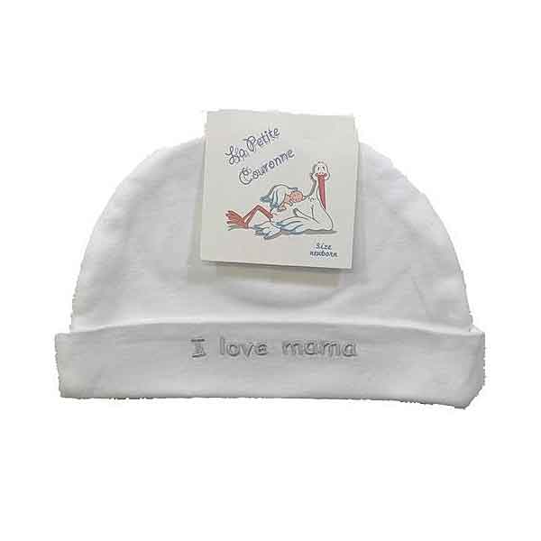 Een leuk wit mutsje van met de tekst 'I love mama' in zilverkleurig geborduurd op de rand van de omslag. Gemaakt van zacht katoen.