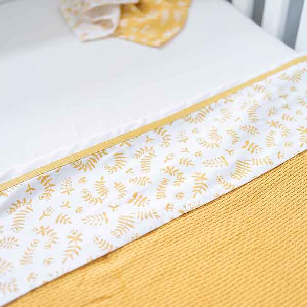 Dit mooie witte lakentje met een gele print van diverse takjes op de omslag van het lakentje. Het lakentje heeft boven de print een mooie bies.